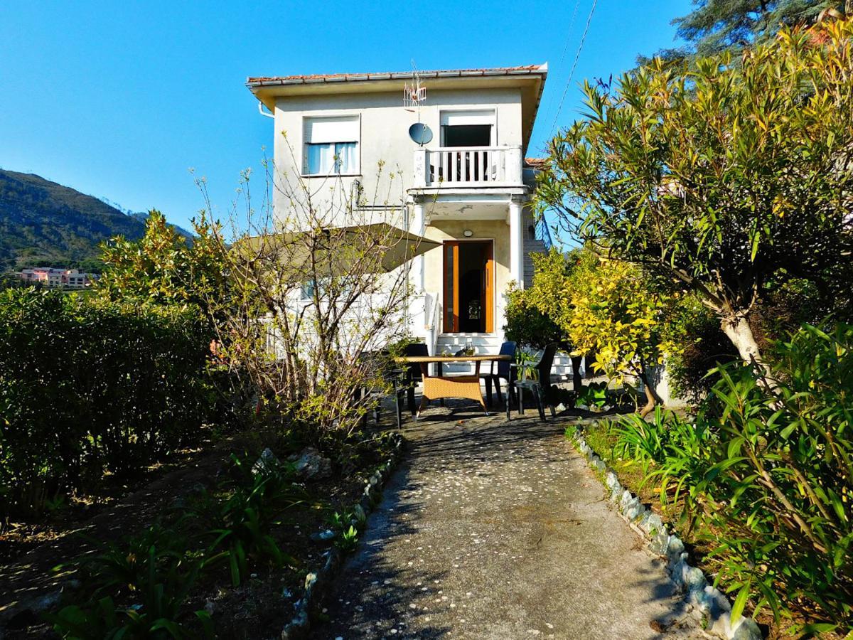 Villa Unifamiliare Con Posto Auto! 레반토 외부 사진