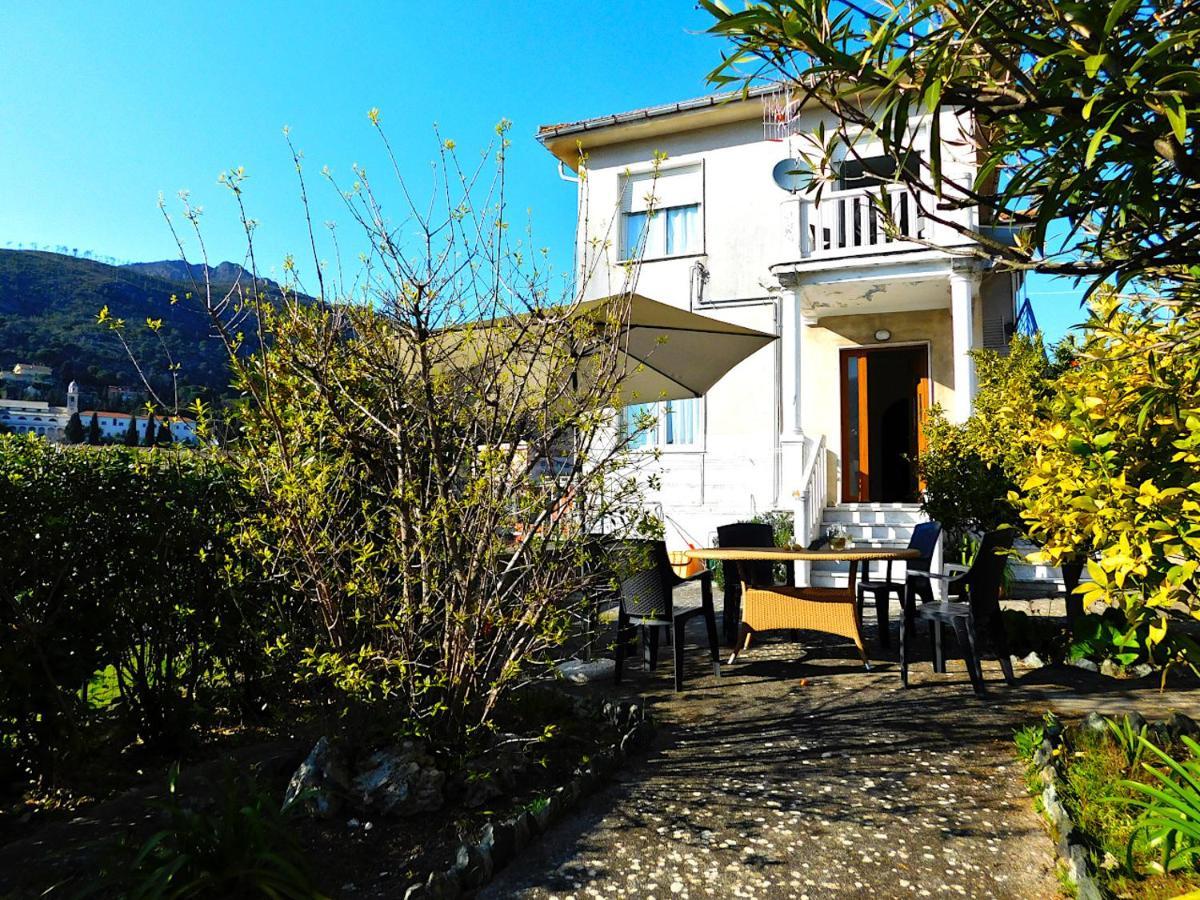 Villa Unifamiliare Con Posto Auto! 레반토 외부 사진